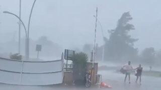 Antalya'daki fırtınada korkunç olay! El ele tutuşan turist çifte böyle çarptı... O anlar kamerada