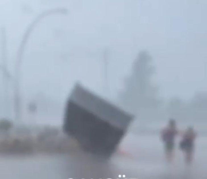 Antalya'daki fırtınada korkunç olay! El ele tutuşan turist çifte böyle çarptı... O anlar kamerada G3