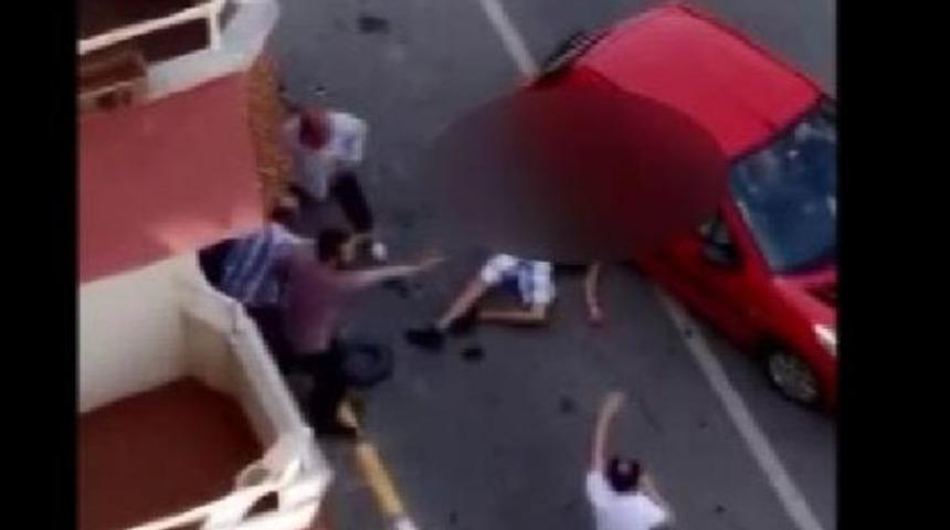 &Uuml;zerinden otomobil ge&ccedil;ti. Birka&ccedil; saniye sonra ayağa kalkmaya &ccedil;alıştı. G&ouml;t&uuml;r&uuml;ld&uuml;ğ&uuml; hastanede  de y&uuml;r&uuml;d&uuml;