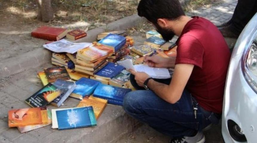 Sivas'ta &ccedil;&ouml;pte FET&Ouml; kitapları bulundu
