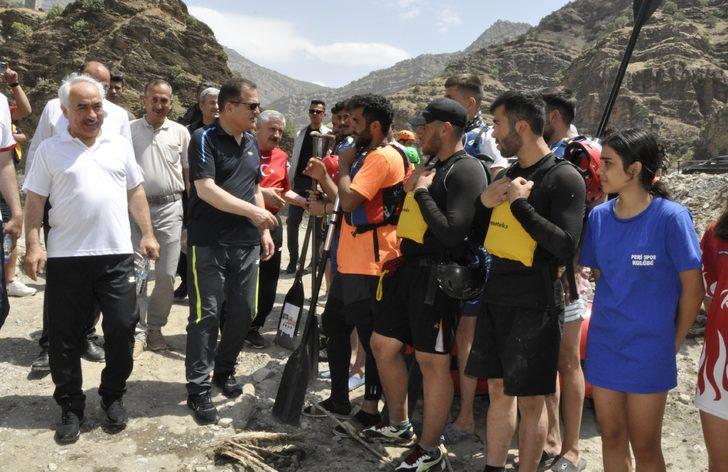 İçişleri Bakan Yardımcısı Ersoy, Çukurca'da rafting yaptı: G1