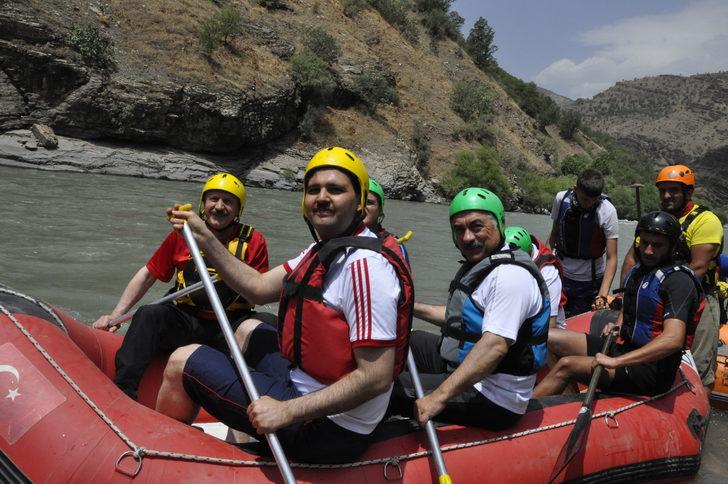 İçişleri Bakan Yardımcısı Ersoy, Çukurca'da rafting yaptı: G3
