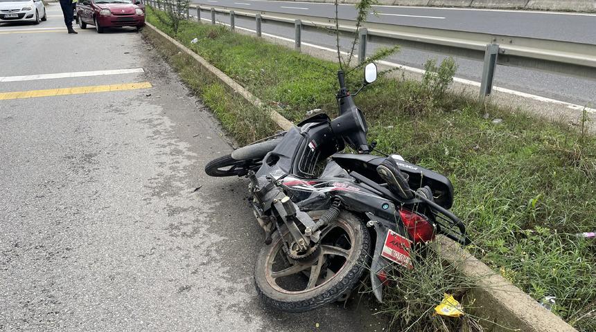 Düzce'de otomobil ile çarpışan motosikletin sürücüsü ağır yaralandı