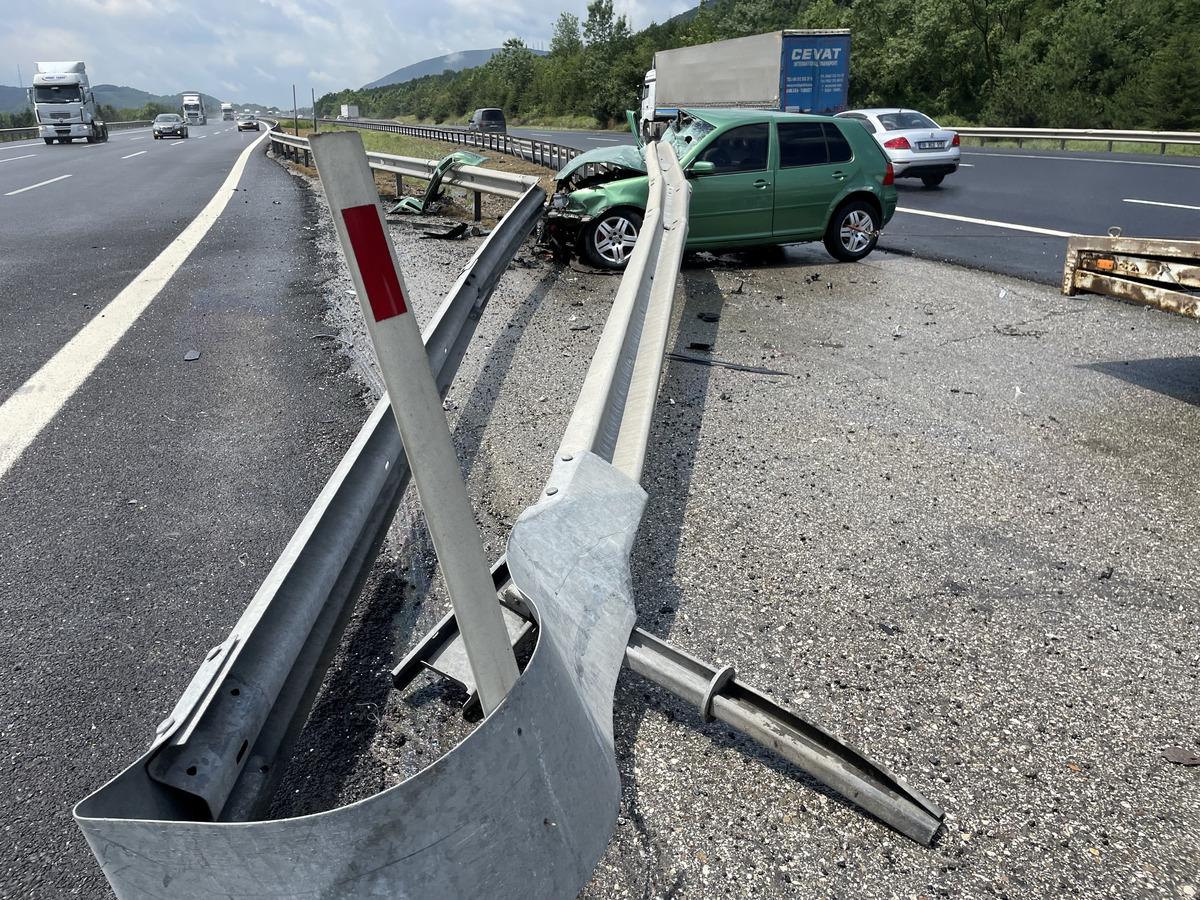 Anadolu Otoyolu'nda bariyere saplanan otomobilin s&uuml;r&uuml;c&uuml;s&uuml; ağır yaralandı