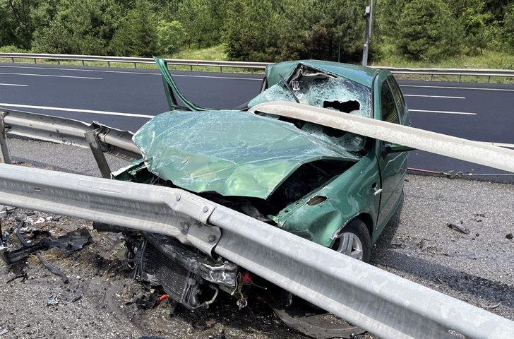 Anadolu Otoyolu'nda bariyere saplanan otomobilin sürücüsü ağır yaralandı G2
