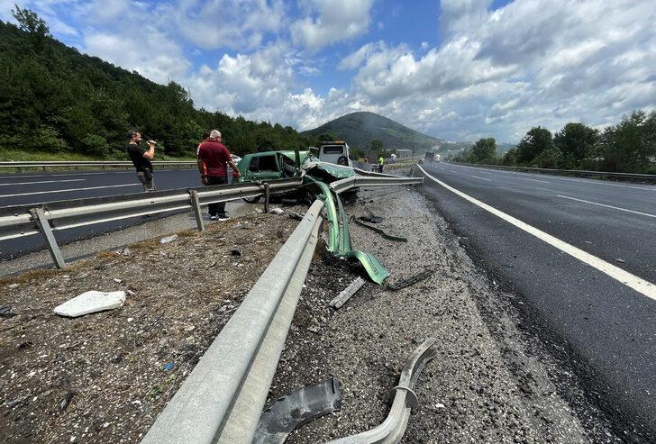 Anadolu Otoyolu'nda bariyere saplanan otomobilin sürücüsü ağır yaralandı G3