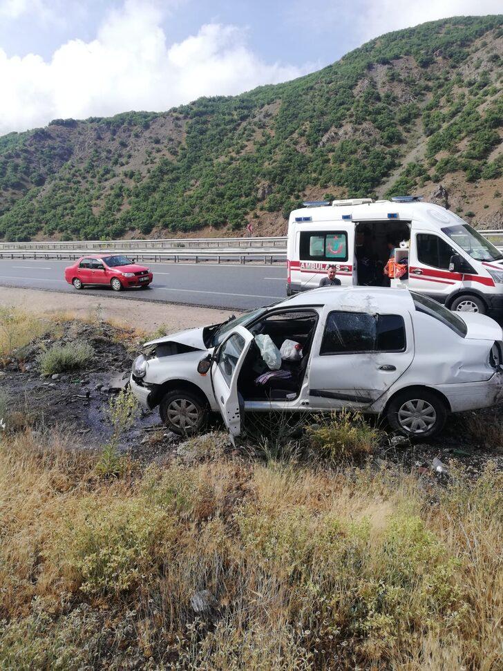 Erzincan'da şarampole devrilen otomobildeki anne ve baba ile 2 çocukları yaralandı G1