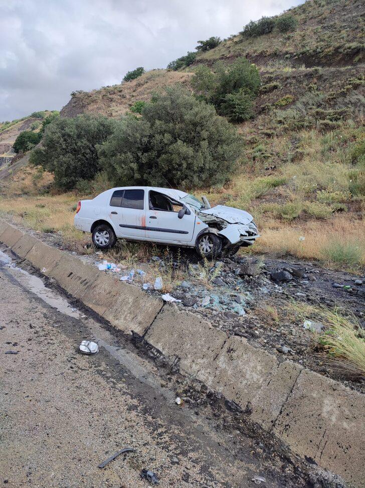 Erzincan'da şarampole devrilen otomobildeki anne ve baba ile 2 çocukları yaralandı G2