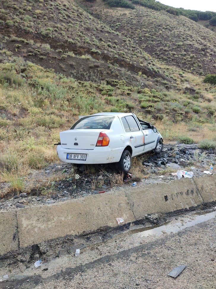 Erzincan'da şarampole devrilen otomobildeki anne ve baba ile 2 çocukları yaralandı G3
