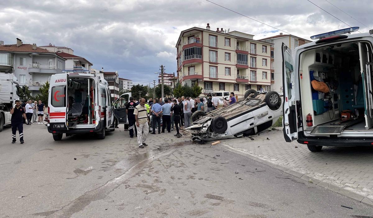 Kırıkkale'de iki otomobilin &ccedil;arpıştığı kazada biri ağır 4 kişi yaralandı