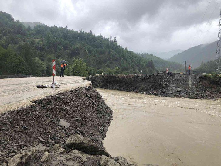 Sada Çayı taştı, yol çöktü! Tatile yarım saat kala... "Geri dönmek zorunda kaldık" G5