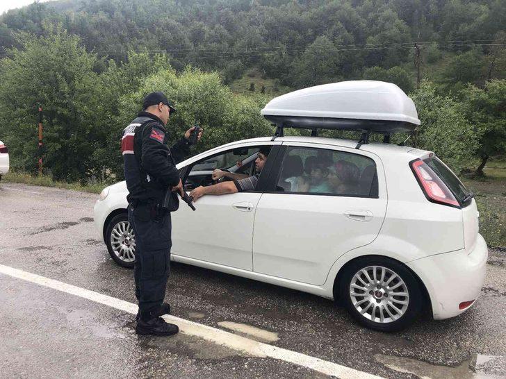 Sada Çayı taştı, yol çöktü! Tatile yarım saat kala... "Geri dönmek zorunda kaldık" G1