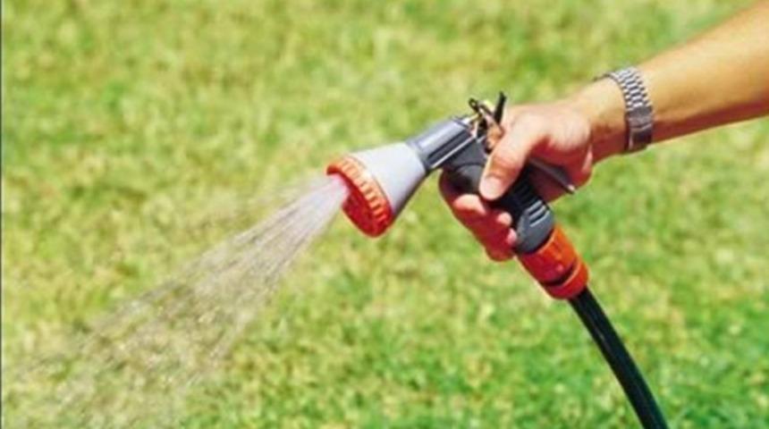 Bahçeyi suladığı su kokunca fark etti... Dehşet verici olay!