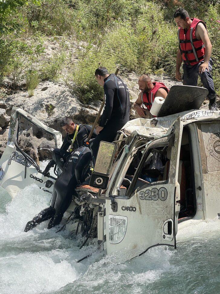 Antalya'da tomruk yüklü kamyon Alara Çayı'na devrildi, bir kişi suda kayboldu G2