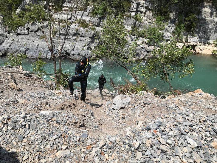 Antalya'da tomruk yüklü kamyon Alara Çayı'na devrildi, bir kişi suda kayboldu G3
