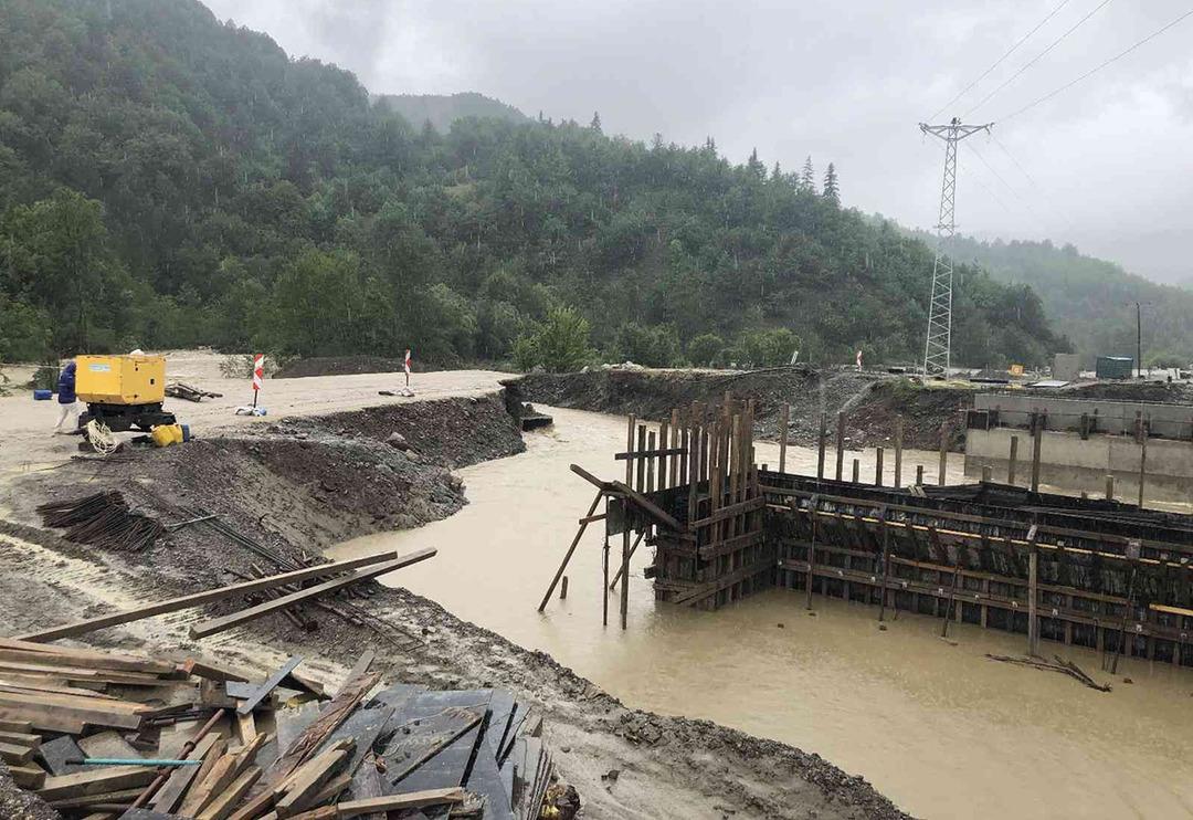 Sada &Ccedil;ayı taştı, yol &ccedil;&ouml;kt&uuml;! Tatile yarım saat kala... "Geri d&ouml;nmek zorunda kaldık"