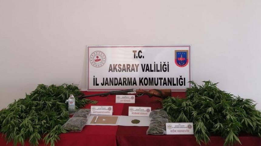 Aksaray'da müstakil evin bahçesinde kenevir yetiştiren 4 şüpheli yakalandı