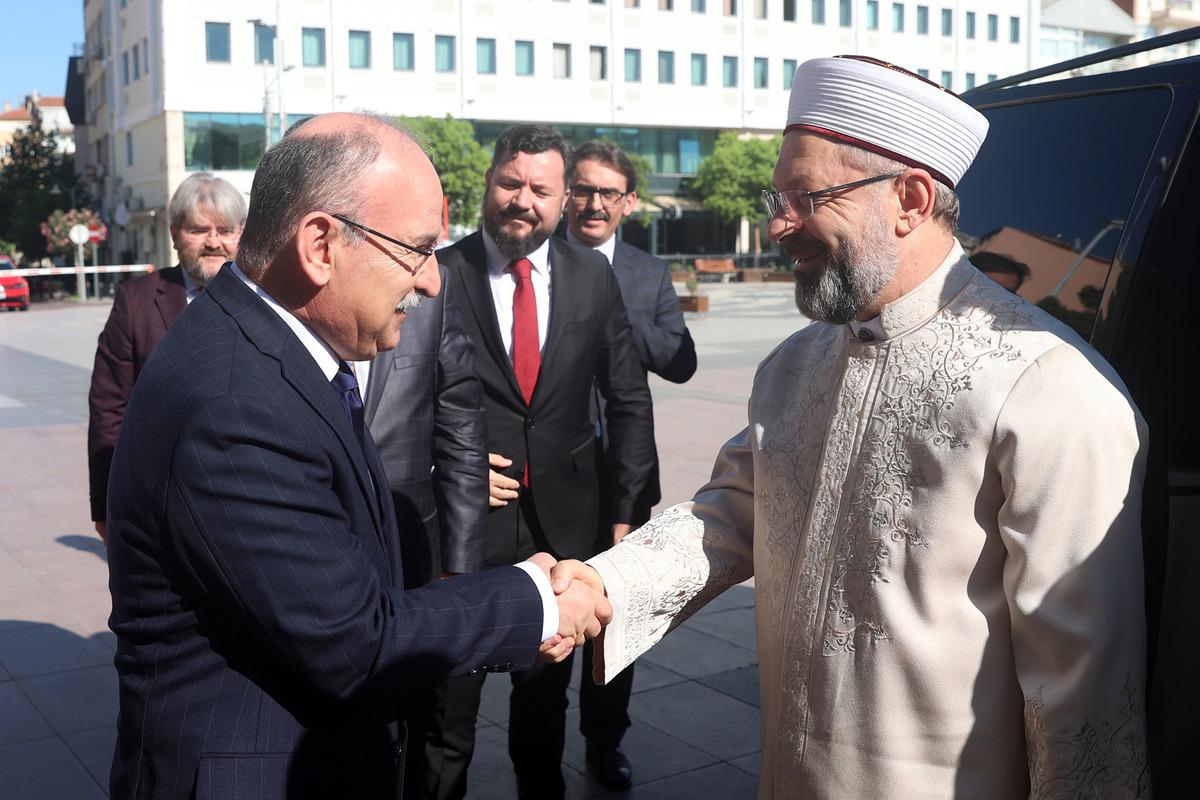 Diyanet İşleri Başkanı Erbaş, Manisa'da hafızlık icazet t&ouml;renine katıldı: