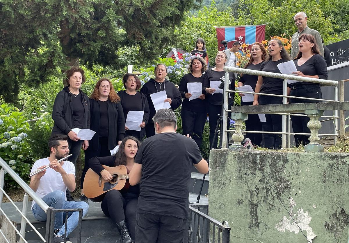 Sanat&ccedil;ı Kazım Koyuncu vefatının 17. yılında Artvin'deki mezarı başında anıldı