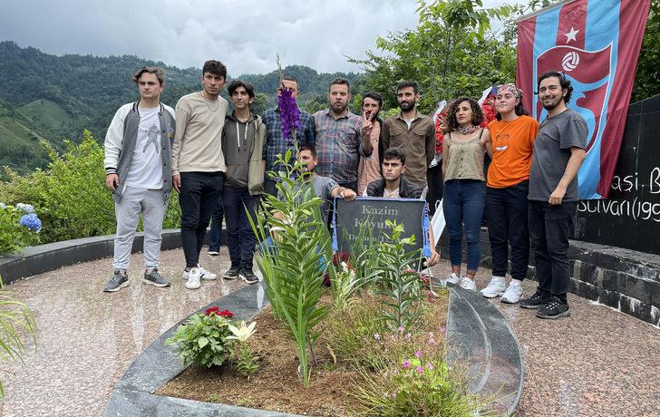 Sanatçı Kazım Koyuncu vefatının 17. yılında Artvin'deki mezarı başında anıldı G3