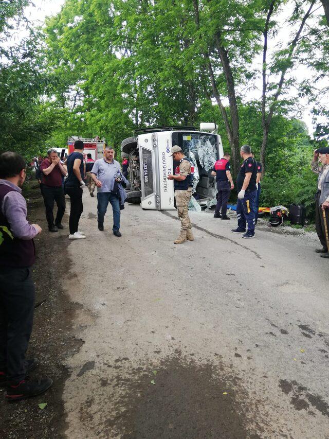 Akademisyenler ve ailelerini taşıyan midibüs devrildi, 1 kişi öldü, 10 kişi yaralandı