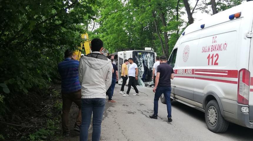 Akademisyenler ve ailelerini taşıyan midibüs devrildi, 1 kişi öldü, 10 kişi yaralandı
