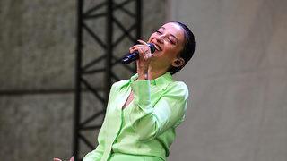 Melike Şahin Cuma İş Çıkışı konserlerinde sahne aldı