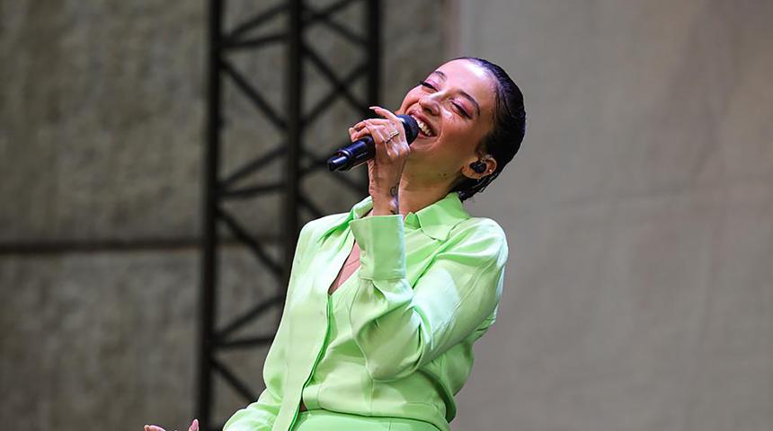 Melike Şahin "Cuma İş Çıkışı" konserlerinde sahne aldı