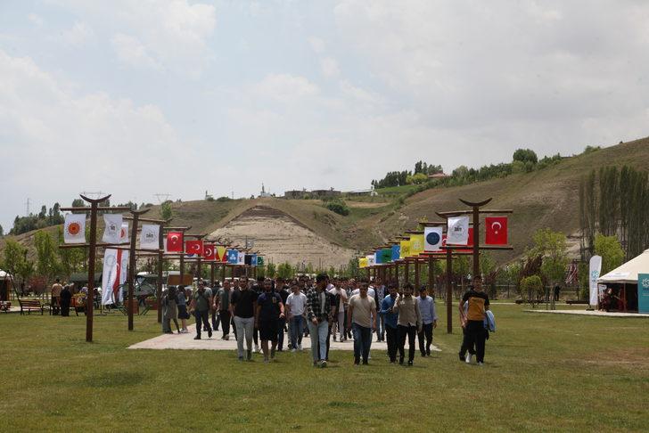 "Kültürel Etkileşim ve Yöresel Yemekler ile Zanaatkar Eller Ahlat'ta" etkinlikleri başladı G4