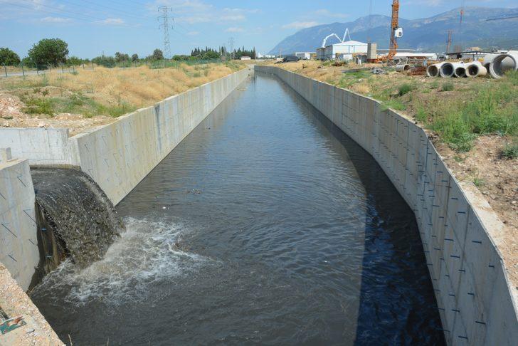 Manisa'da kanala dökülen sıvının yaydığı gazdan etkilenen 4 işçi hastaneye kaldırıldı G3