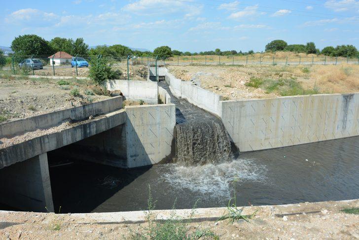 Manisa'da kanala dökülen sıvının yaydığı gazdan etkilenen 4 işçi hastaneye kaldırıldı G4