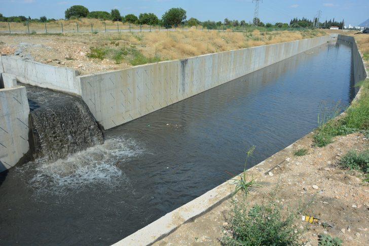 Manisa'da kanala dökülen sıvının yaydığı gazdan etkilenen 4 işçi hastaneye kaldırıldı G5