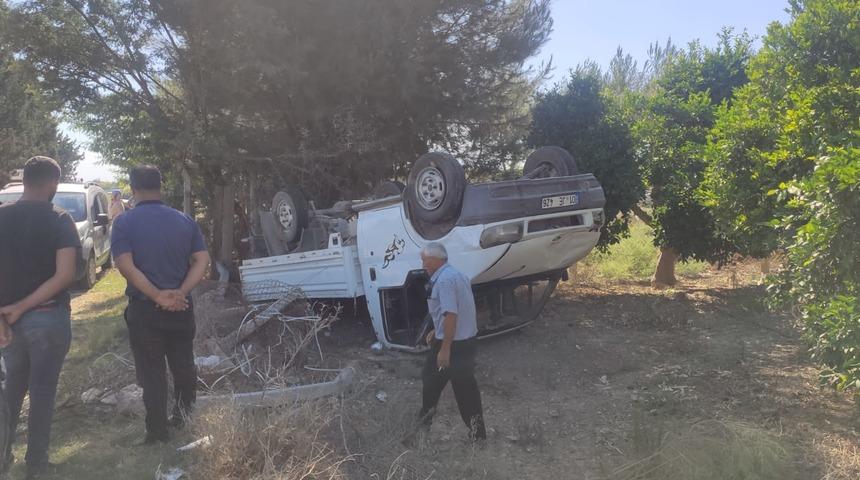Adana'da devrilen pikaptaki iki kişi ağır yaralandı