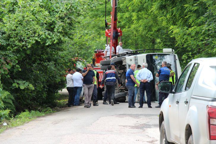 GÜNCELLEME - Akademisyenler ve ailelerini taşıyan midibüs devrildi, 1 kişi öldü, 19 kişi yaralandı G2