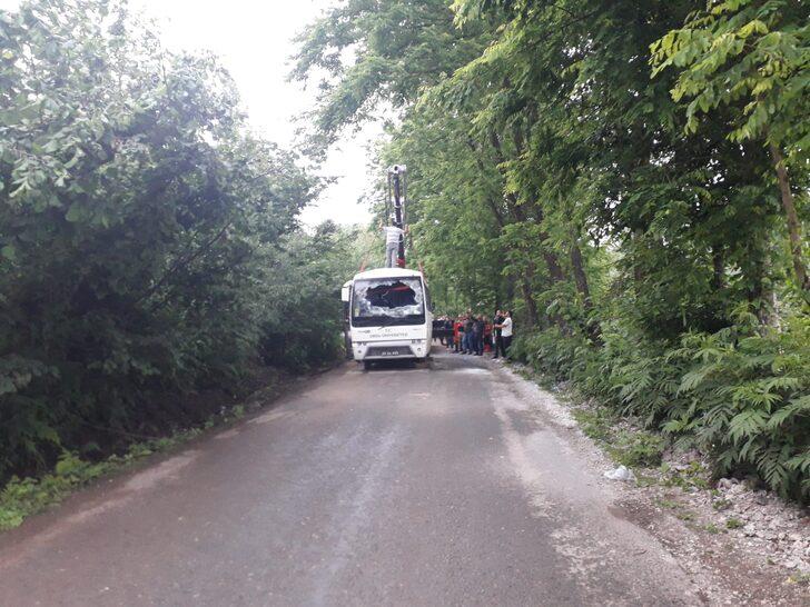 GÜNCELLEME - Akademisyenler ve ailelerini taşıyan midibüs devrildi, 1 kişi öldü, 19 kişi yaralandı G4