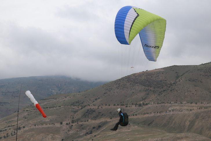 Yamaç Paraşütü Hedef Şampiyonası yarışları Erzincan'da başladı G1