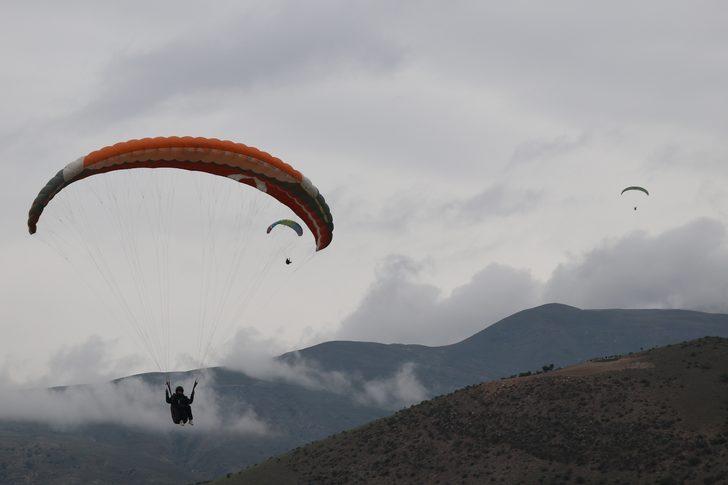 Yamaç Paraşütü Hedef Şampiyonası yarışları Erzincan'da başladı G2