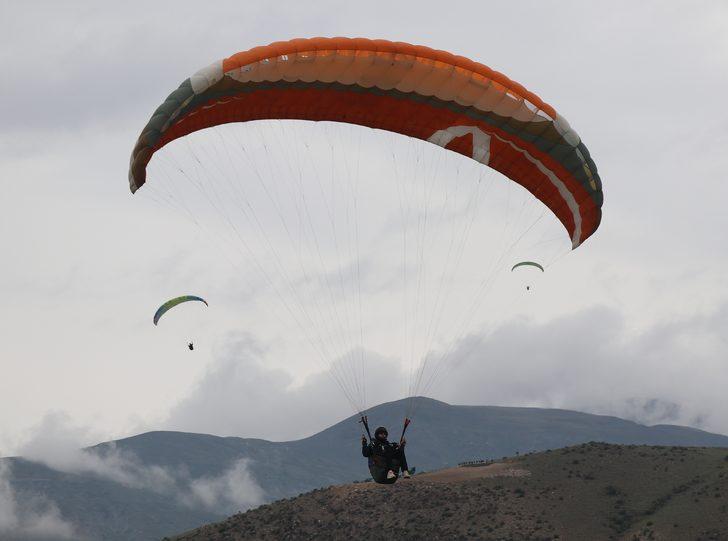 Yamaç Paraşütü Hedef Şampiyonası yarışları Erzincan'da başladı G3