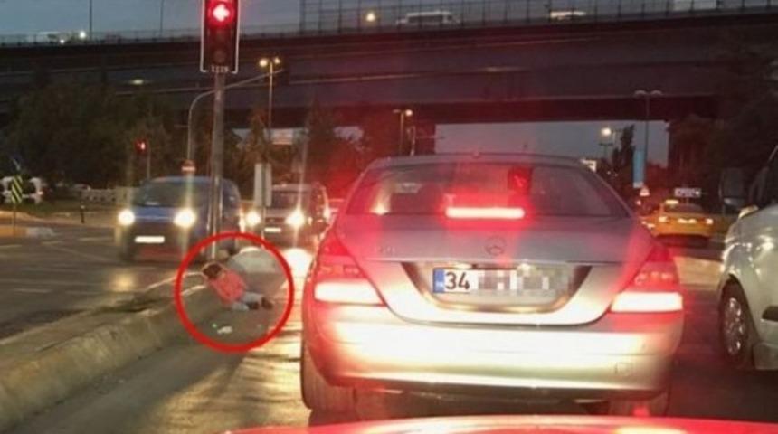 Kaldırımda uyuyan pembe montlu minik &ccedil;ocuk Suriyeli Suad &ccedil;ıktı