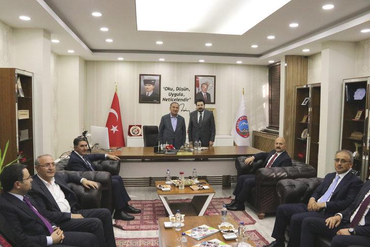 Bakan Bozdağ, Ağrı'da valilik, belediye ve baroyu ziyaret etti G3