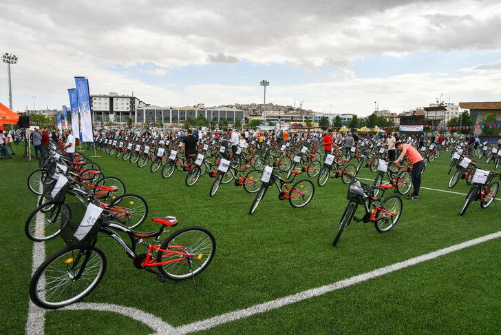 Gaziantep'te 2 bin bakkala sepetli bisiklet dağıtıldı G3