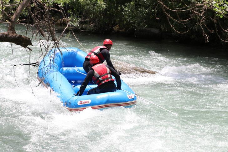Müküs Çayı'nda kaybolan hemşireye ulaşılmaya çalışılıyor G1