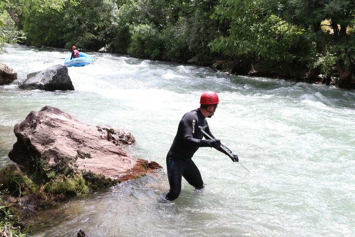 Müküs Çayı'nda kaybolan hemşireye ulaşılmaya çalışılıyor G5
