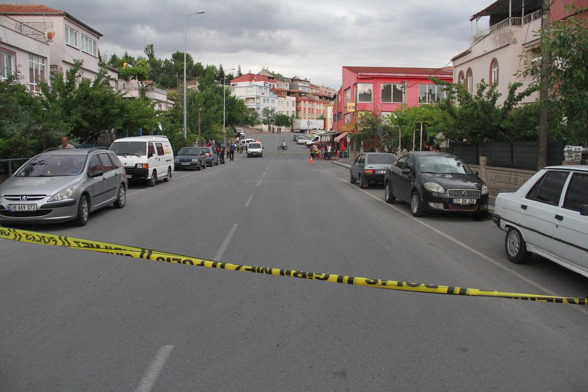 Kayseri'de bir kişi, eski eşi ile erkek arkadaşını silahla yaraladı