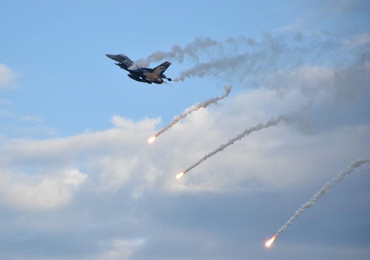 SOLOTÜRK, İzmit'in kurtuluşunun 101. yıl dönümünde gösteri uçuşu yaptı G4