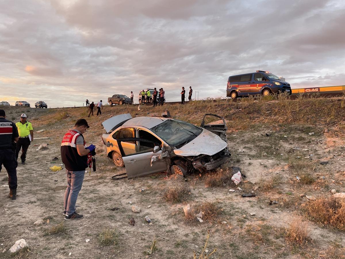 Şarampole devrilen otomobildeki anne &ouml;ld&uuml;, aynı aileden 6 kişi yaralandı