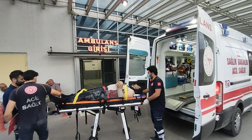 Kocaeli'de fabrikanın &ccedil;atısından d&uuml;şen iş&ccedil;i yaralandı