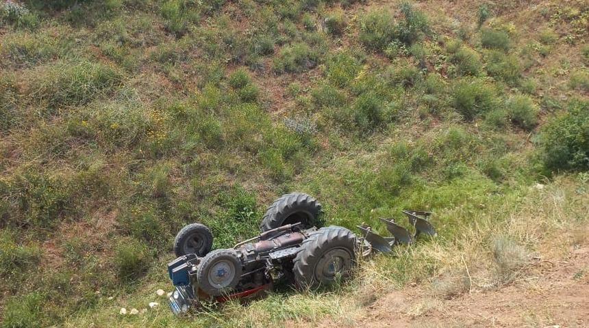 Sivas'ta devrilen trakt&ouml;r&uuml;n s&uuml;r&uuml;c&uuml;s&uuml; ağır yaralandı