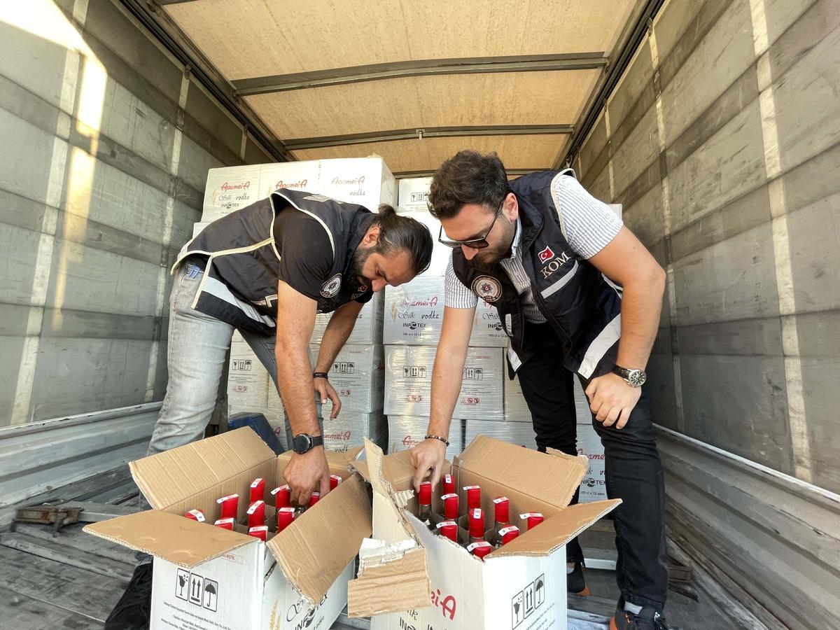 Muğla'da kamyon kasasında 8 bin şişe ka&ccedil;ak alkol ele ge&ccedil;irildi