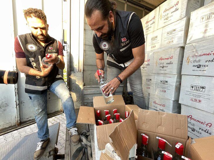 Muğla'da kamyon kasasında 8 bin şişe kaçak alkol ele geçirildi G2